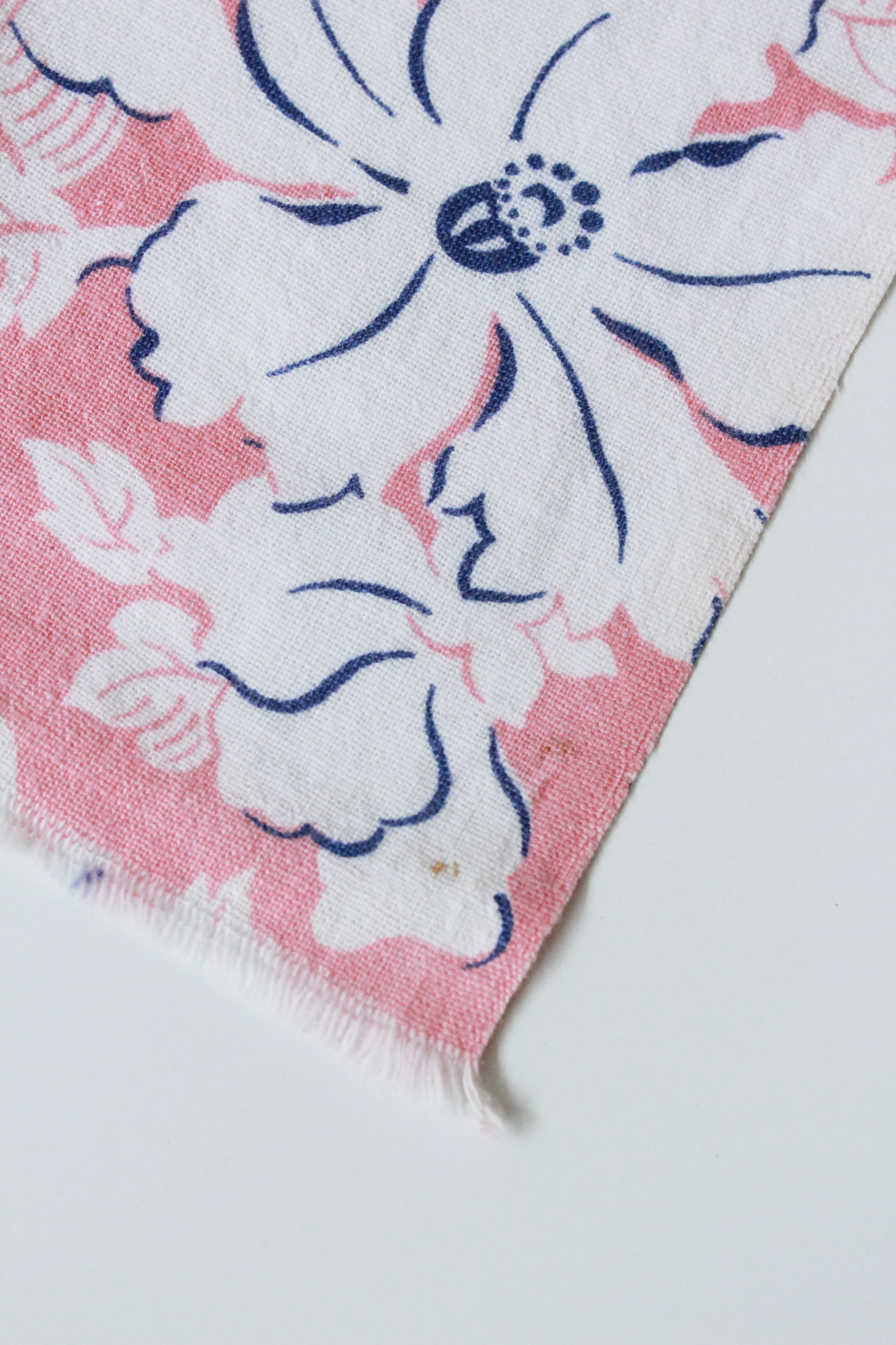 1940s Pink Feedsack With White Flowers, Vintage 1940s Fabric, Summer Floral Fabric, Pink/White/Blue